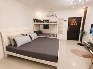 ein Schlafzimmer mit einem großen Bett in einem Zimmer in der Unterkunft Harmony Villa in Tanza