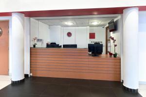 a lobby of a hospital with a waiting room at Comfort Aparthotel Versailles, St Cyr l'Ecole in Saint-Cyr-lʼÉcole