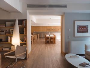 a living room and kitchen with a table and chairs at Círculo Condal in Barcelona