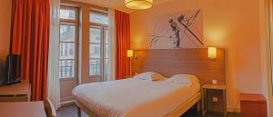 a bedroom with a large bed and a window at Comfort Aparthotel Saint-Etienne in Saint-Étienne +55 photos