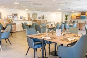 a dining room with a table and chairs at Quality Aparthotel Parc Marne la Vallée in Bailly-Romainvilliers