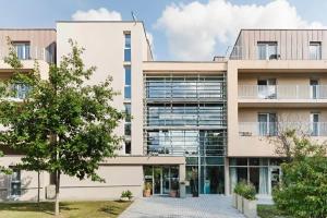 an external view of a building at Quality Aparthotel Dinan in Dinan