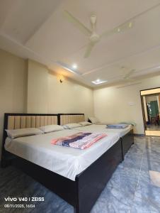 a large bed in a room with a ceiling at SRIPADAVALLABHANIVAS2 pithapuram in Pithāpuram