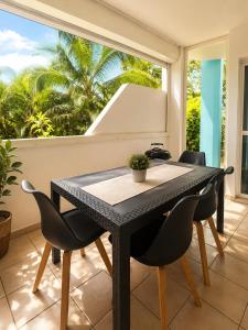 a dining room with a table and chairs at Le Cocon de Mont-Vert in Le Robert