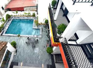 an overhead view of a swimming pool on a building at Tam Coc Sunny House in Vũ Lâm +20 photos