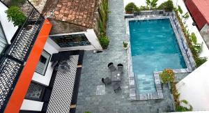 an overhead view of a swimming pool on a building at Tam Coc Sunny House in Vũ Lâm