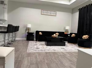 a living room with a black couch and a rug at Doho-Enterprise Villa in Weslaco