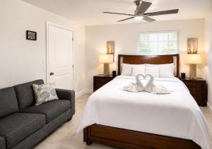 ein Schlafzimmer mit einem Bett und einer Couch in der Unterkunft Modern Cozy Studio in Pinewood