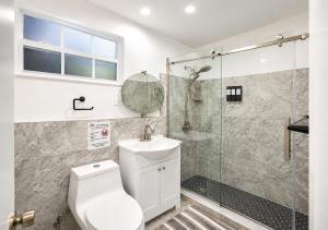 ein Badezimmer mit Dusche, Toilette und Waschbecken in der Unterkunft Modern Cozy Studio in Pinewood