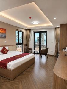 a hotel room with a bed and chairs and windows at Lux Meris Hotel in Nhượng Bạn