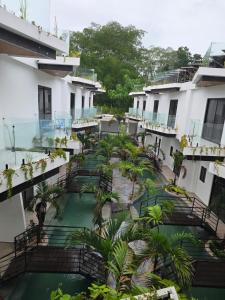 an aerial view of the courtyard of a hotel at Hotel Herradura in Herradura