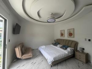 a bedroom with a bed and a circular ceiling at Hotel Herradura in Herradura