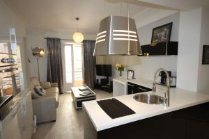 Gallery image of From Hollywood to Bollywood 2 Bedrooms 2 Bathrooms - 1 min from Croisette&Beach, 12 Min from the Palais in Cannes