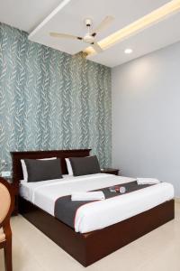a bedroom with a large bed with a ceiling fan at Hotel Sree7 Inn in George Town