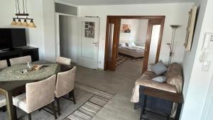 a living room with a dining room table and a couch at Ferienwohnung Menzel in Gedern