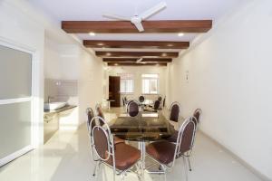 uma sala de jantar com mesa e cadeiras em Itsy By Treebo - Arastu Inn em Hyderabad