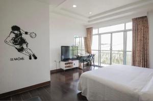 a bedroom with a tennis player mural on the wall at 一品汽車旅館 in Dounan