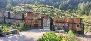 a garden with a fence and a bench and flowers at Fafo in Zhabeshi