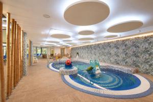 a large swimming pool in a lobby at Zalakaros Wellness Oázis Apt, nappali, 1háló, 4 fő in Zalakaros