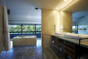 a large bathroom with two sinks and a tub at Hyatt Regency Kyoto in Kyoto