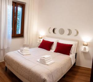a bedroom with a large white bed with red pillows at Dolce Risveglio in Monticello