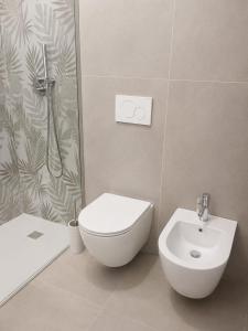 a bathroom with a toilet and a shower and a sink at Dolce Risveglio in Monticello