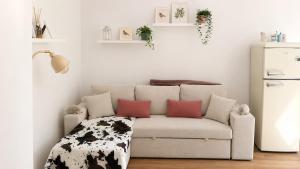 a living room with a couch with a cow blanket at Dolce Risveglio in Monticello