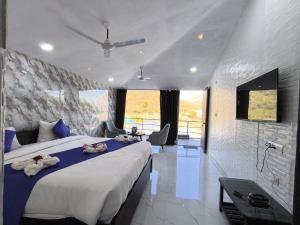 ein Schlafzimmer mit einem großen Bett, auf dem Handtücher liegen in der Unterkunft Hotel Raha in Udaipur