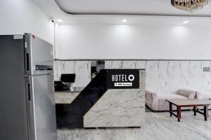 a lobby with a mocho sign on a wall at Hotel O India Expo Mart Noida Formerly Xponest in Greater Noida