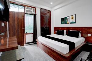a bedroom with a large bed in a room at Hotel O India Expo Mart Noida Formerly Xponest in Greater Noida