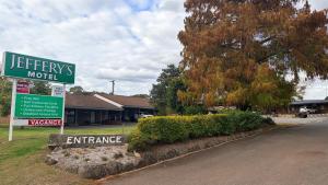 a sign for a motel in front of a building at Jefferys Motel in Toowoomba