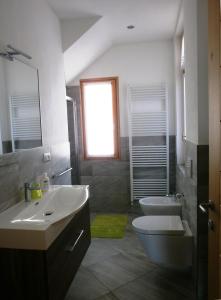 Ένα μπάνιο στο Appartamenti Via Monte Braulio 19