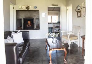 a living room with a couch and a fireplace at Landmeterskop in Stanford