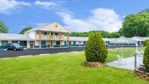 a building with a car parked in the yard at Econo Lodge Palmyra - Hershey in Palmyra
