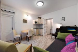 un salon avec un canapé et une table dans l'établissement Apartments Dado, à Zadar