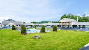 a large yard with a pool in front of a building at Econo Lodge Palmyra - Hershey in Palmyra