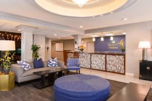 eine Hotellobby mit blauen Stühlen und einem Wartezimmer in der Unterkunft Quality Inn & Suites Montebello - Los Angeles in Montebello