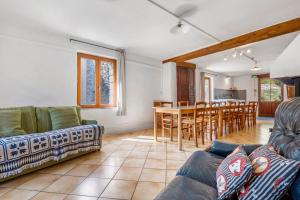 a living room with a couch and a table at Gite La Chambrette in Blieux