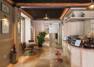 a kitchen with a bar in the middle of a room at Passeio Sintra Collection in Sintra