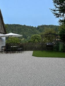 eine Terrasse mit Tisch und Sonnenschirm in der Unterkunft Silent Hills in Moieciu de Jos