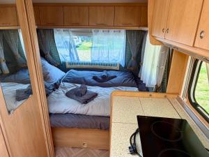 a small room with two beds in a caravan at Campinplatz Margarethenruh in Nordstrand