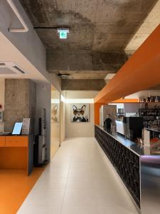 a restaurant with a counter and a bar at Jh 블라썸 캡슐 앤 케빈 호텔 in Busan