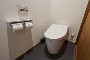 a small bathroom with a toilet in a room at つむぎ in Shimoda +20 photos