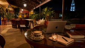 ein Tisch mit einem Laptop und einer Tasse Kaffee in der Unterkunft Copa de Oro Hotel Boutique in Mascota + 19 Fotos