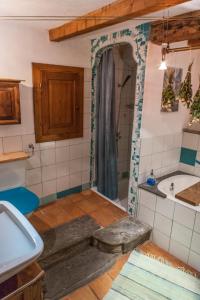 La salle de bains est pourvue d'une douche, d'un lavabo et d'une baignoire. dans l'établissement Bed and Breakfast da Toldo, à Russo