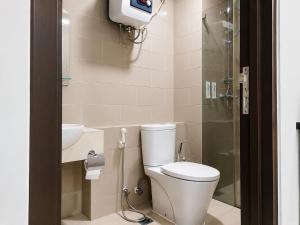 a bathroom with a toilet and a sink and a shower at Residencia Nova, Jakarta in Jakarta +18 photos