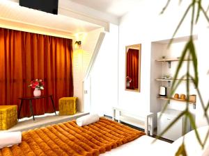 ein Schlafzimmer mit einem Bett und einem roten Vorhang in der Unterkunft Cozy Hideout - Condo Hotel in Timişoara
