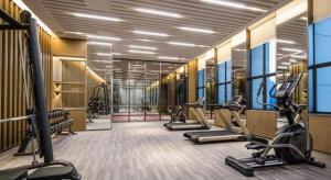 a gym with several treadmills and cardio machines at Wanda JIN Baise in Qitang