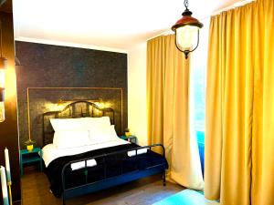 ein Schlafzimmer mit einem Bett und gelben Vorhängen in der Unterkunft Cozy Hideout - Condo Hotel in Timişoara