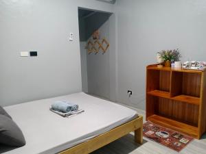 a small room with a bed and a wooden shelf at LIBYA's Guesthouse in San Juan